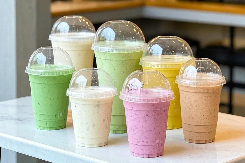 Quels facteurs affectent le temps de dégradation des gobelets pour boissons froides en PLA ?