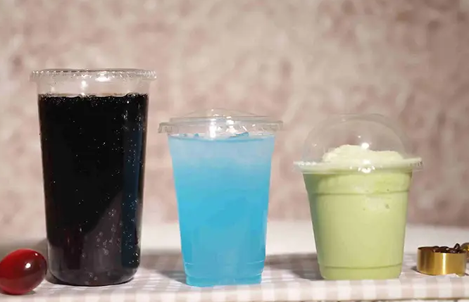 À quelles normes alimentaires les gobelets pour boissons froides en PLA doivent-ils répondre pendant la production ?